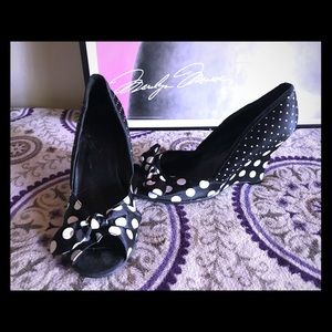 Polka dots and bows!  Adorable summer heels!